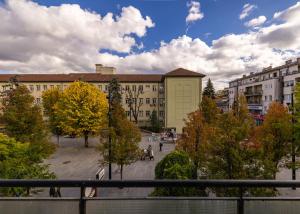 プリシュティナにあるSquare One APTの建物のバルコニーからの眺め