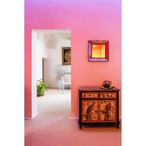 a room with a pink wall with a table and a mirror at Villa Arabesque in Veglie +32 photos