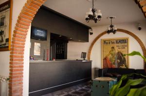 Μια τηλεόραση ή/και κέντρο ψυχαγωγίας στο Hotel Almería San Rafael