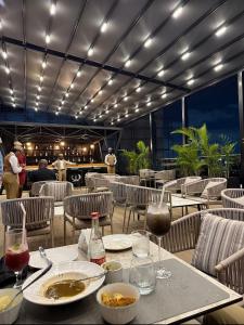 un restaurant avec une table avec des verres de vin dans l'établissement Belrose Place Studio Apartment, à Accra