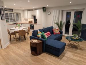 Posezení v ubytování Luxury 1 bed new-build house near Science & Business parks