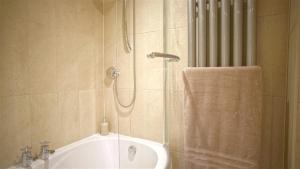 WhitewellにあるTunstall Ing Farmhouse - Duchy of Lancaster Estateのシャワーとバスタブ付きのバスルーム +50枚の写真