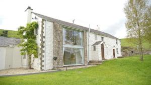 WhitewellにあるTunstall Ing Farmhouse - Duchy of Lancaster Estateの白レンガ造りの家