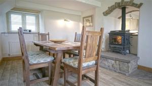 WhitewellにあるTunstall Ing Farmhouse - Duchy of Lancaster Estateのダイニングルーム(テーブル、コンロ付)