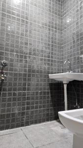 een badkamer met wastafel en toilet bij Hotel Glass Castle Near Yashobhoomi in New Delhi