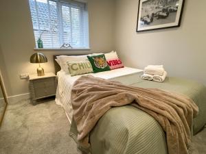 Postel nebo postele na pokoji v ubytování Luxury 1 bed new-build house near Science & Business parks