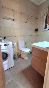 ナフパクトスにあるLepanto Port Vibesのバスルーム(トイレ、洗濯機付)