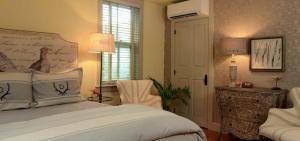 En eller flere senge i et værelse på Deer Brook Inn