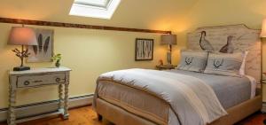 En eller flere senge i et værelse på Deer Brook Inn