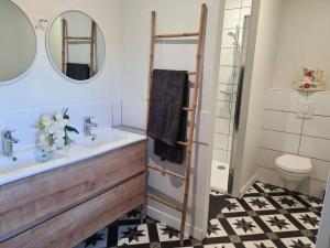 Ένα μπάνιο στο Lou Clapas +10 φωτογραφίες