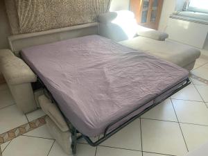 un lit assis sur une chaise dans une pièce dans l'établissement Maison confortable avec jardin à Marseille, à Marseille