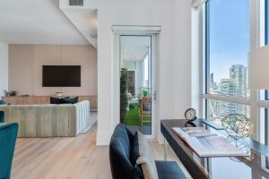 ein offenes Wohnzimmer mit Blick auf ein Wohnzimmer in der Unterkunft Rosewood Skyline Penthouse - CN Tower Views, Downtown Toronto in Toronto + 93 Fotos