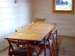 - une table et des chaises en bois dans l'établissement Chalet rénové Les Gets 8 pers, central, 150m commerces, 350m pistes, terrasse sud, parking privé - FR-1-802-84, aux Gets