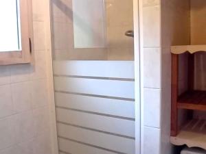 La salle de bains est pourvue d'une douche à l'italienne à côté d'un placard. dans l'établissement Chalet rénové Les Gets 8 pers, central, 150m commerces, 350m pistes, terrasse sud, parking privé - FR-1-802-84, aux Gets