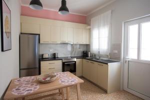 Nhà bếp/bếp nhỏ tại Antigonis Athenian Home +16 ảnh