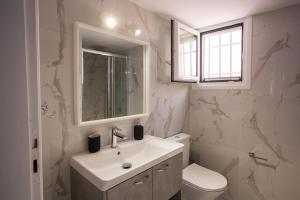 Phòng tắm tại Antigonis Athenian Home