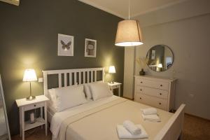 Giường trong phòng chung tại Antigonis Athenian Home