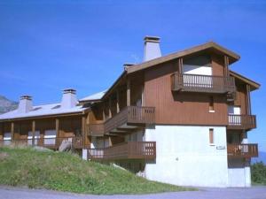 a large house with balconies on a hill at Studio 4 personnes avec balcon, proche pistes, animaux acceptés - FR-1-572-312 in Les Carroz d'Araches