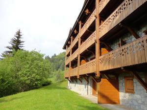 a building with wooden balconies on the side of it at Appartement 4 pièces 8 pers rénové avec parking aux Carroz d'Arâches - FR-1-572-335 in Arâches-la-Frasse