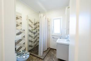 Et badeværelse på Esther Line Apartments - self check-in, free private parking + 126 billeder