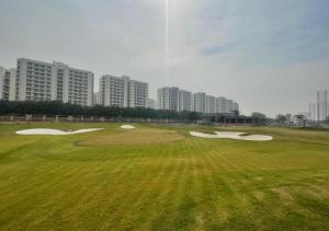 een golfbaan met drie putts op een green bij Hotel Glass Castle Near Yashobhoomi in New Delhi