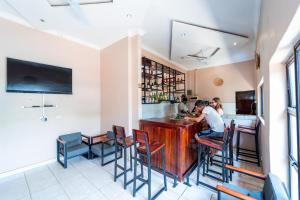 een restaurant met mensen aan een bar bij Victoria Falls Premier Lodge in Victoria Falls