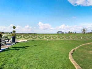a park with a fence and a grass field at Red Kite Cottage-Ukc6982 in Consett
