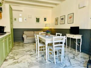 a living room with a table and chairs and a couch at Aduepassi apartments in Manfredonia