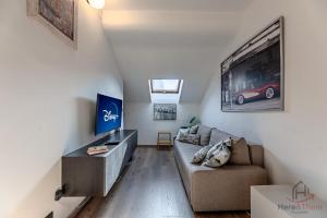 TV a/nebo společenská místnost v ubytování Historic Center Cruises 3 min - AC - WiFi