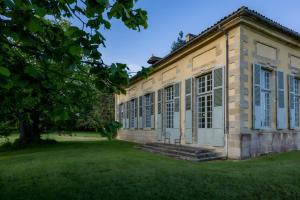an exterior view of a building with windows at Château Puybarban in Puybarban