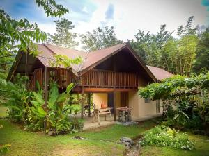 a house with a table in front of it at Enflor 2 in Dos Brazos