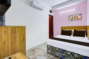 Una cama o camas en una habitación de Hotel O by OYO Hotel Sunrise