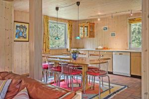 Kuchyň nebo kuchyňský kout v ubytování 10313-Ulfborg-Svollingvej-5