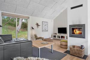 TV a/nebo společenská místnost v ubytování 20864-Ulfborg-Vederso-Klitvej-37-E
