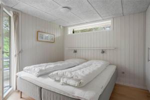 Postel nebo postele na pokoji v ubytování 20864-Ulfborg-Vederso-Klitvej-37-E