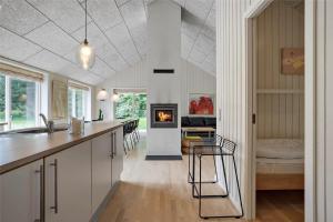 Kuchyň nebo kuchyňský kout v ubytování 20864-Ulfborg-Vederso-Klitvej-37-E