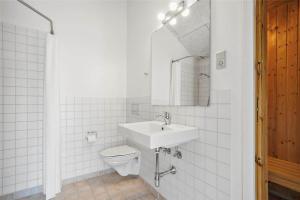 Koupelna v ubytování 20864-Ulfborg-Vederso-Klitvej-37-E + 21 fotografií