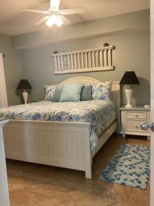 Giường trong phòng chung tại Beachfront Sugar Coast Retreat +18 ảnh