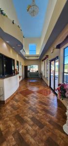 een lege lobby met een grote kamer met een plafond bij Regency Inn & Suites By Capital O Houston IAH Airport in Humble