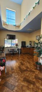 een lege kamer met een grote kamer met een tafel en stoelen bij Regency Inn & Suites By Capital O Houston IAH Airport in Humble