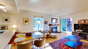 una sala de estar con una mesa y una chimenea en Mountain Side D277, en Masontown