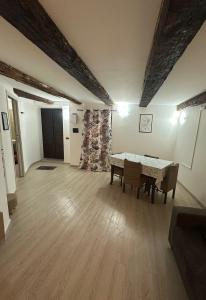 a dining room with a table and chairs at Flower Home in Crotone