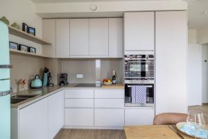 Nhà bếp/bếp nhỏ tại Luxury apartment with lateral sea view and 2 private bathrooms T9