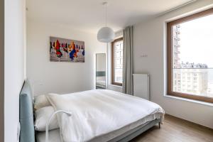 Giường trong phòng chung tại Luxury apartment with lateral sea view and 2 private bathrooms T9