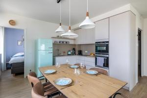 Nhà bếp/bếp nhỏ tại Luxury apartment with lateral sea view and 2 private bathrooms T9