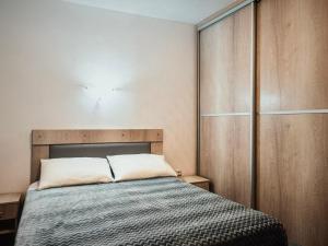 Giường trong phòng chung tại Blue Domes Escape - Stylish Santorini Stay +10 ảnh