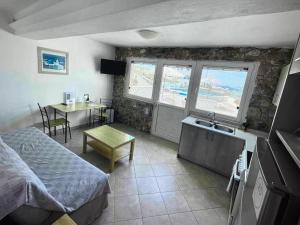 TV/trung tâm giải trí tại Blue Domes Escape - Stylish Santorini Stay