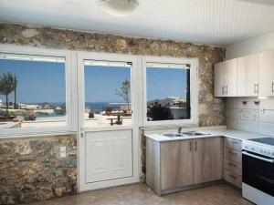 Nhà bếp/bếp nhỏ tại Blue Domes Escape - Stylish Santorini Stay