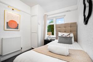 Postel nebo postele na pokoji v ubytování Stylish 3Bed House - Garden - Parking - Smart TV - Netflix 73B