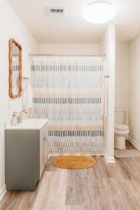 Koupelna v ubytování Charming House For Family Stays